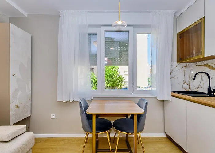 Stylish - Near Bridge *