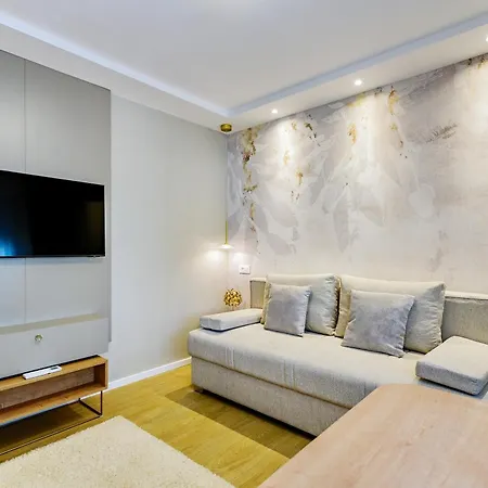 Stylish - Near Bridge Apartment