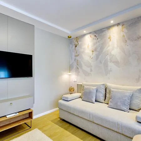 Stylish - Near Bridge Apartment