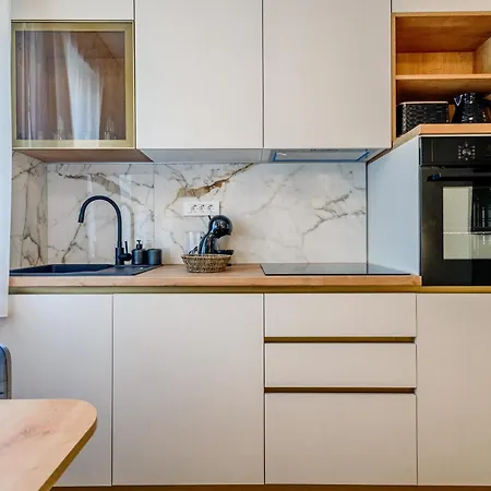Stylish - Near Bridge Apartment
