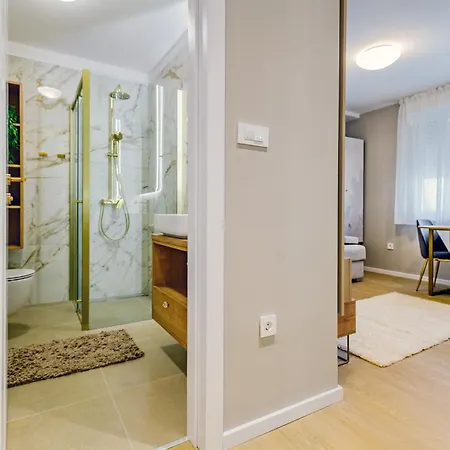 Stylish - Near Bridge Apartment