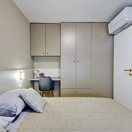 Stylish - Near Bridge Apartment