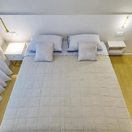 Stylish - Near Bridge Apartman *
