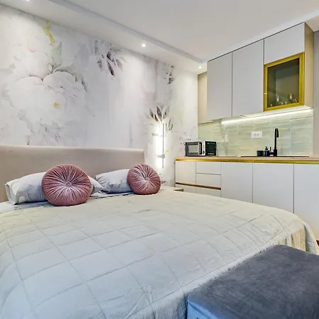 Stylish - Near Bridge Apartment