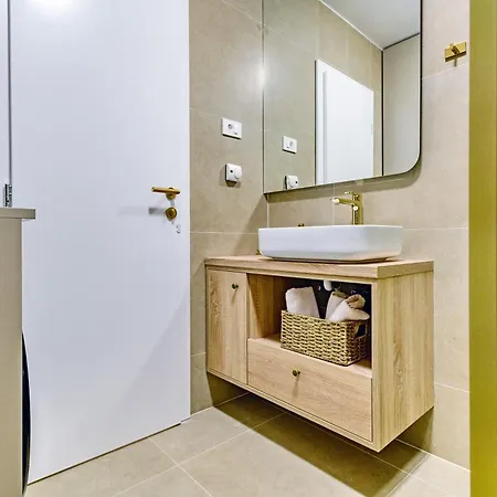 Stylish - Near Bridge Apartment