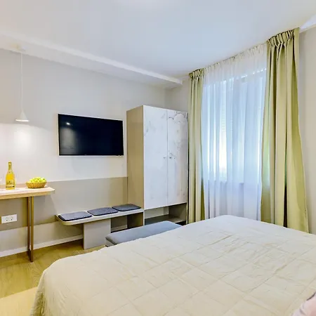 Stylish - Near Bridge Apartment