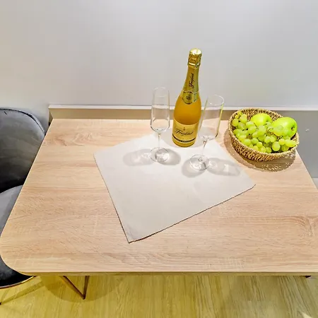Stylish - Near Bridge Apartment