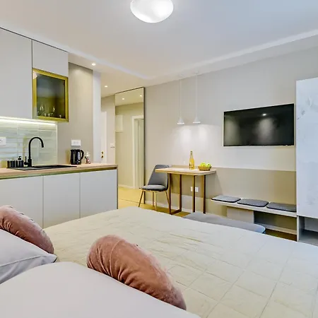 Stylish - Near Bridge Apartment